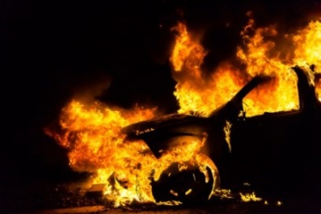 В Киеве подожгли внедорожник Mercedes-Benz GL