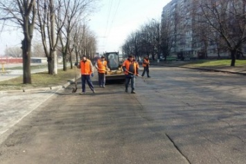 Дорожники готовят днепропетровские улицы к ямочному ремонту (ФОТО)