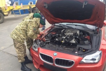 В Одесском морском порту обнаружили похищенные «PORSCHE» и «BMW» 2015 и 2014 выпуска (+фото)