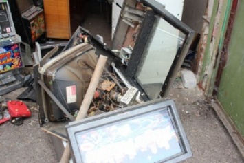 Сотрудники полиции Славянска уничтожили игровые аппараты (фото)