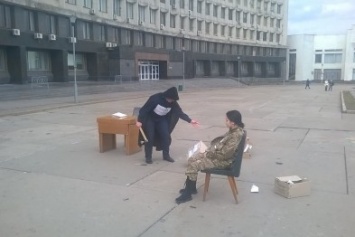 Сумчане устроили театральное действо в поддержку Надежды Савченко (ФОТО)