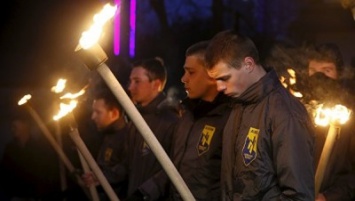 В Киеве бойцы "Азова" собрались у посольства Бельгии с факелами в руках