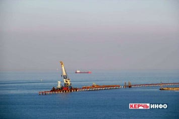 В оккупированном Крыму турецкий сухогруз протаранил опору строящегося моста в Россию