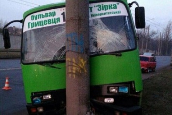 В Харькове маршрутка врезалась в столб: водитель в больнице (ФОТО)