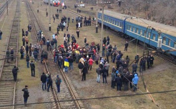 Более 300 пассажиров сняли с поезда Киев-Днепропетровск