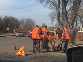 Продолжение истории скандального люка в Ужгороде: теперь его решили откопать (ФОТО)