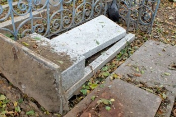 В Славянске орудуют вандалы, которые рушат памятники на кладбищах