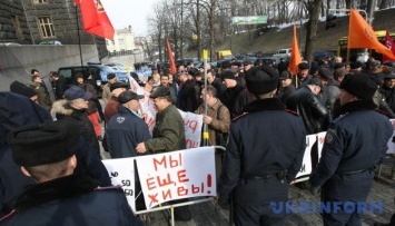 Чернобыльцы под Кабмином перекрыли движение транспорта