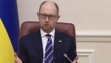 Яценюк ответил на обвинения в том, что его правительство набирает кредиты