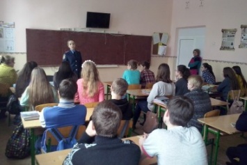 Добропольские полицейские рассказали школьникам о вреде наркотиков, сигарет и алкоголя