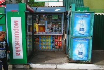 В Житомире демонтируют самовольно установленные холодильники у киосков