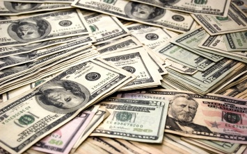 Доллар продолжает укрепляться к мировым валютам