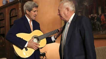 Керри прилетел на переговоры с Путиным с гитарой