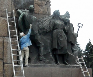 Фотофакт: Спутники запорожского Ленина тоже отправились на покой