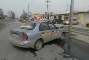 В Мариуполе таксист не выполнил заказ и столкнулся с фурой (Фотофакт)