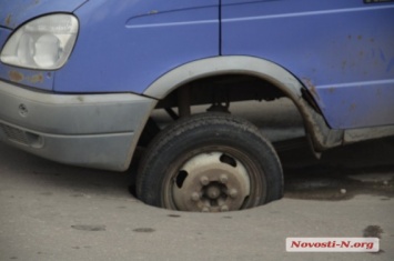 Яма в дороге на улице Корабелов дождалась «свое колесо»