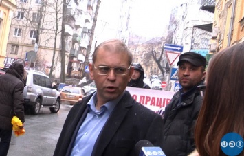 Пашинский убежал от журналистов и активистов