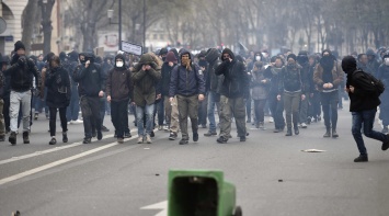 Молодежная манифестация в Париже переросла в беспорядки, задержано 20 человек