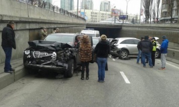 В ДТП в Киеве разбились восемь автомобилей, пострадала "скорая" с военными