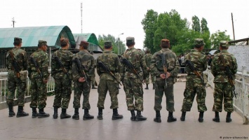 Узбекистан отвел военную технику от границы с Киргизией