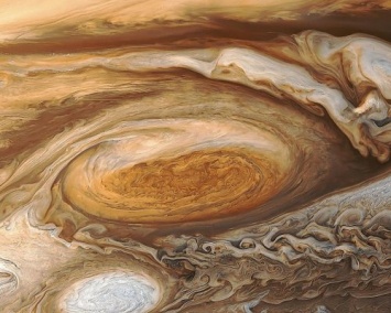 Космические лучи создают цвет Большого Красного Пятна на Юпитере
