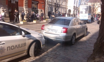 Во Львове оштрафовали водителя Садового, который высадил мэра на трамвайной колее