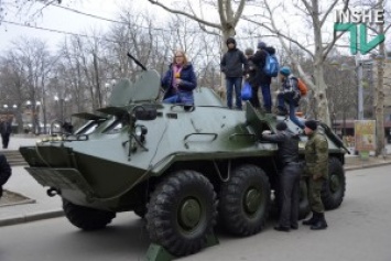 На Соборную пригнали обновленный БТР-60 - в Николаеве празднуют День Национальной гвардии Украины