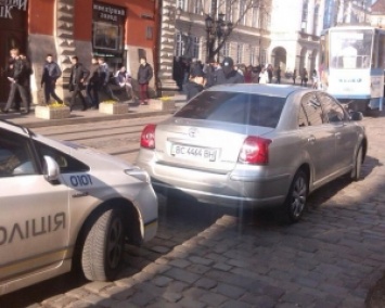 Полицейские оштрафовали водителя мэра Львова (фото)