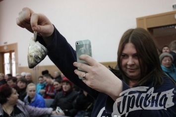 Небыдло дорвалось до власти: в Херсоне советник мэра кинула за шиворот депутату горсовета тухлую селедку