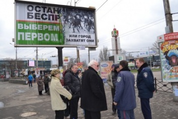 Активисты в День тишины вызвали полицию к "бесхозным" билбордам о "муромских детях" и "беспределе" (ФОТО)