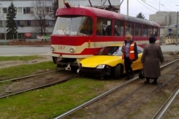 В Запорожье "Шевроле" врезалось в трамвай, - ФОТО