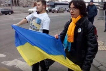 Полицейские в Москве заковали в наручники инвалидов с флагом Украины