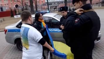 Двое россиян прошлись с флагом Украины центром Москвы: конец акции очевиден (ФОТО,ВИДЕО)