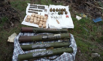 В Мариуполе местная жительница нашла крупный схрон оружия