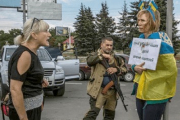 Ирина Довгань, привязанная к столбу боевиками в Донецке, стала "Народным героем" Ураины