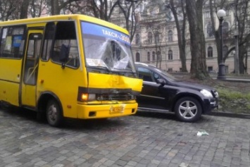 ДТП в центре Днепропетровска: столкнулись маршрутки 146 и 118, пострадали люди