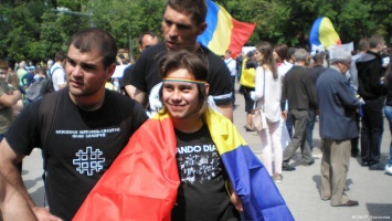 В Кишиневе тысячи людей выступили за объединение с Румынией