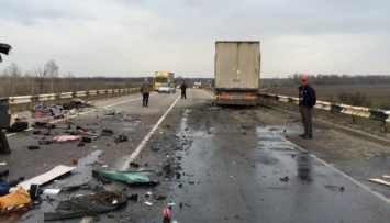 Под Лубнами микроавтобус столкнулся с грузовиком: восемь погибших