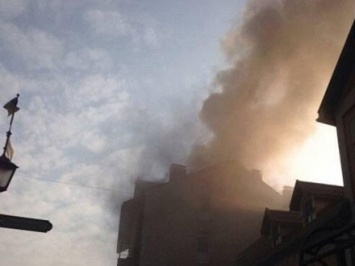 Четырехэтажное здание загорелось в центре Ужгорода