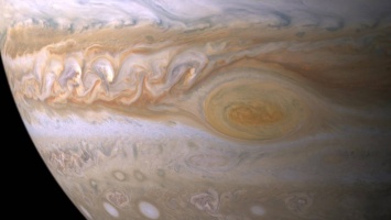 Ученые объяснили цвет Большого красного пятна на Юпитере