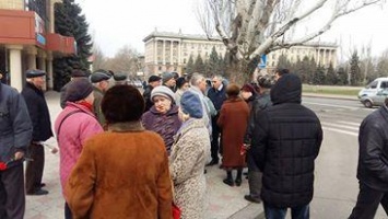 В Николаеве неизвестные напали на пенсионеров, возлагавших цветы к памятнику