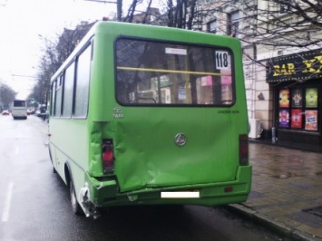 Автобус столкнулся с автомобилями в Днепропетровске, пострадали пятеро человек