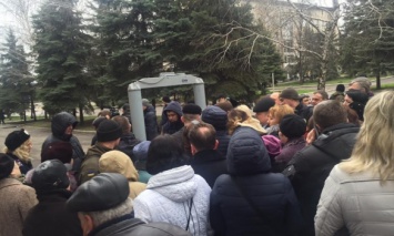 Краматорск в ожидании Порошенко: БТРы в центре города и площадь, заполненная людьми