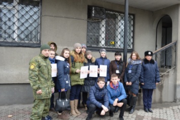 В Красноармейске (Покровске) правоохранители совместно с «Лигой будущих полицейских» устроили рейд против вредных привычек