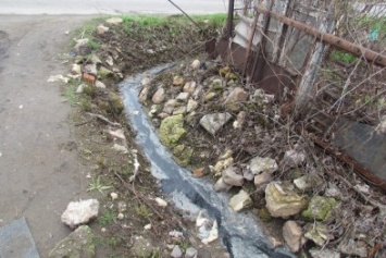 В Мариуполе на Слободке канализация течет по проезжей части (ФОТО)