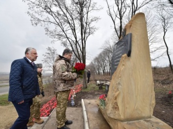 Президент почтил память погибших героев АТО возле Славянска