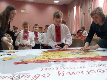 Киевские школьники пожелали мира Европе и установили рекорд Украины