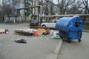 «Прелести» одесских «Черемушек»: свалка посреди улицы и знаки в деревьях (ФОТО)