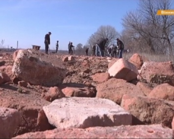 Село на грани вымирания: люди самостоятельно строят новую дорогу (ВИДЕО)