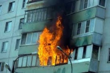 В Кременчуге кто-то покурил на балконе пятиэтажки и поджег его